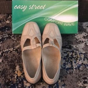 NWOT EASY STREET TAN SHOES. 9.5N